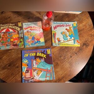 The Bernstein Bears  4 soft back vintage books with water/ snack bottle
